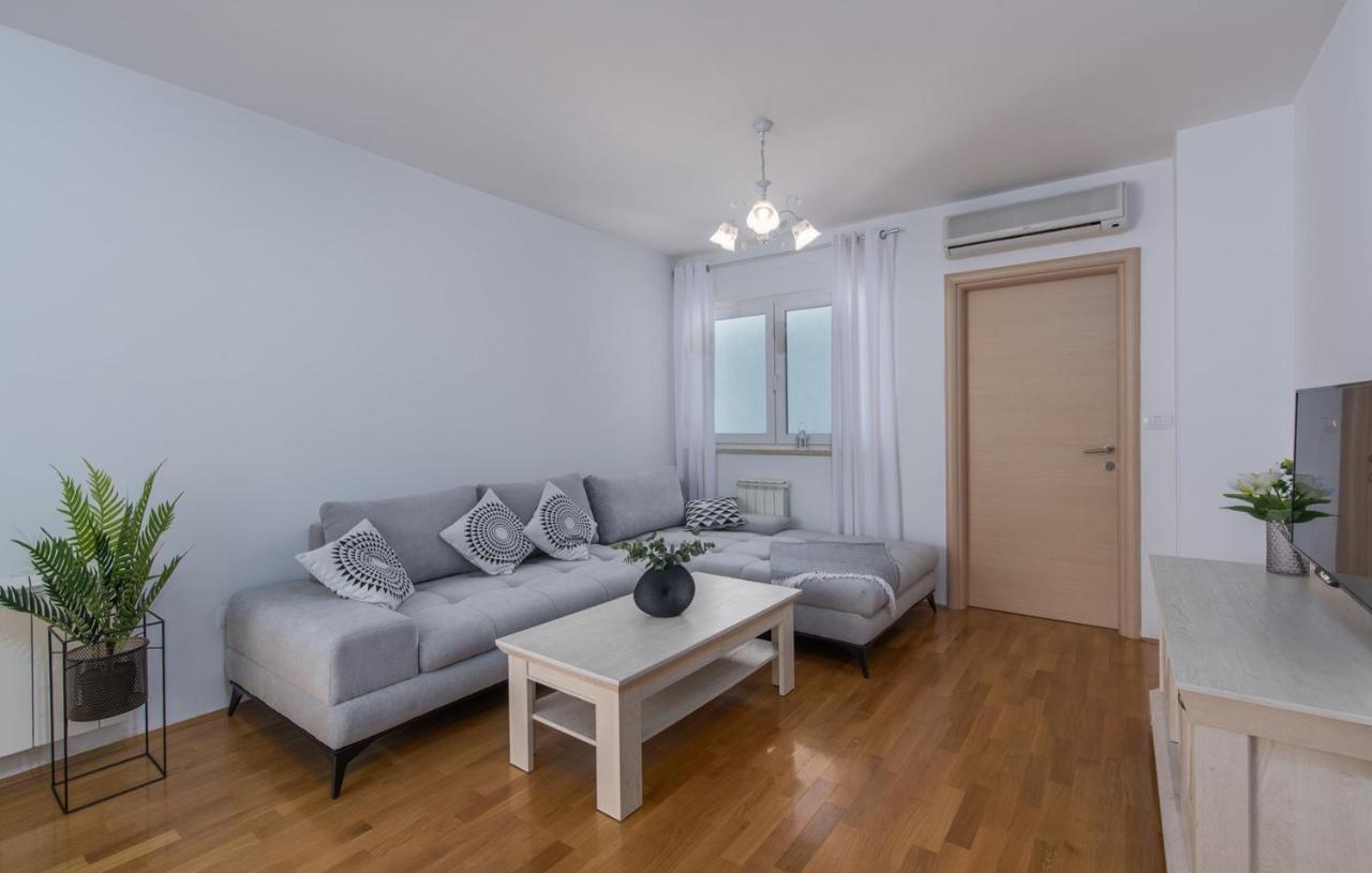 Apartment Melarnian Near The Beach In Umag Exterior foto